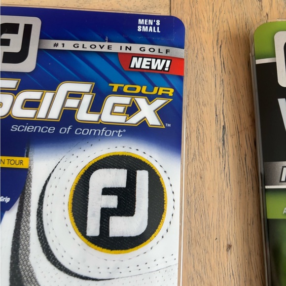 FootJoy SciFlex and WeatherSof Gloves in White and Black - Picture 4 of 6